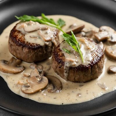Медальоны из телятины под сливочно-грибным соусом в Бизон по цене 850 ₽