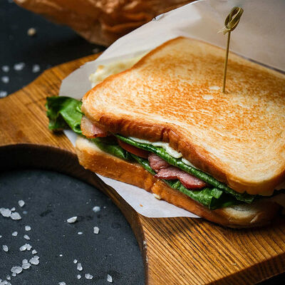 Сэндвич с беконом и яйцом в КРЫЛЬЯ ПАБ по цене 560 ₽