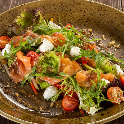 Салат с подкопченным лососем в Колбасофф по цене 770 ₽