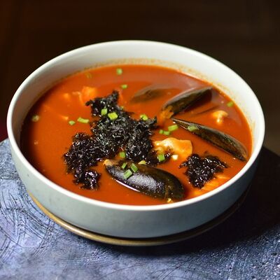 Суп с морепродуктами на томатном бульоне в Go-Boo по цене 629 ₽