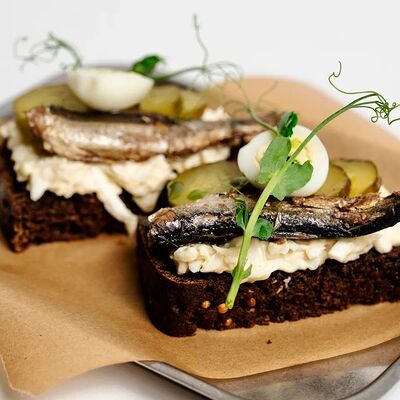 Бутерброд со шпротами в Голый повар по цене 350 ₽