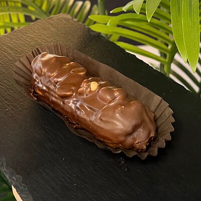 Эклер Сникерсв Кофейня Булка по цене 220 ₽