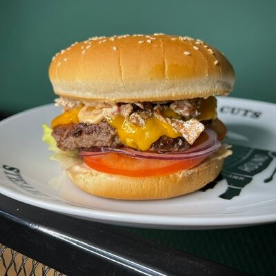 Фирменный бургер Грибника в Охота мясо по цене 743 ₽