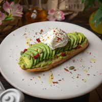 Тост с авокадо, яйцом пашот и вялеными томатами в Сыроварня