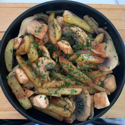 Сковорода с жареным картофелем и курицей в Extrovert по цене 490 ₽