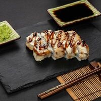 Ролл Пятнадцатый с лососем в Sushi runner