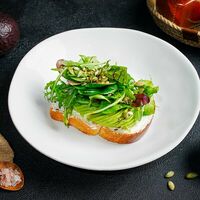 Тост с авокадо, крем-сыром и салатом в Дикий улов
