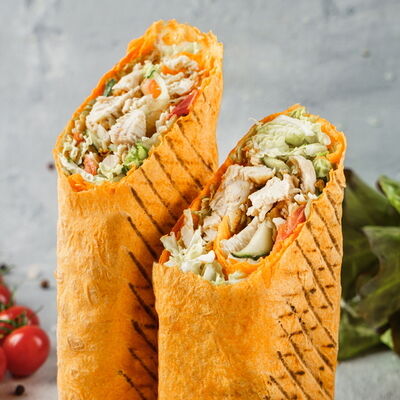 Сырная в сырном лаваше с сырным соусом в Шаурма на углях Шаум по цене 510 ₽