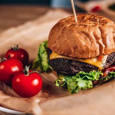 Бургер Telki с грибным жюльеном, моцареллой и соленым огурчиком в Гастробар DOM по цене 590