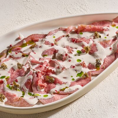 Вителло тоннато из говядины с пудрой шпината в Olivas по цене 789 ₽