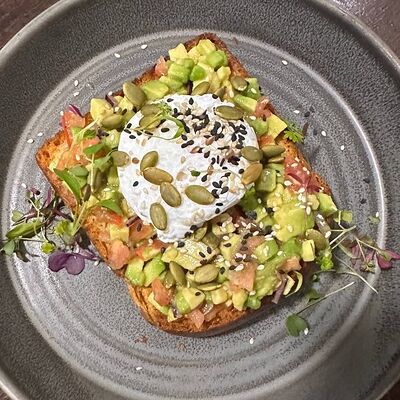 Тост с авокадо на бриоши в Vibes Cafe по цене 510 ₽