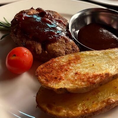 Стейк cвинoй в Арт-шоу ресторан Балаган Сити по цене 780 ₽