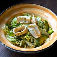 Салат с кальмаром в Caffe 47