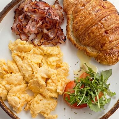 Скрэмбл с беконом в Кейк по цене 319 ₽