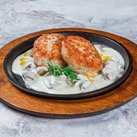 Куриные котлетки с грибным соусом в Studio 46