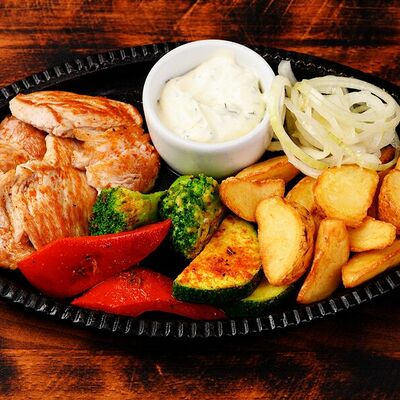 Свинина на сковороде в Sushi & More по цене 430 ₽