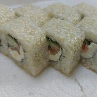 Ролл филадельфия с лососем в Sushi Vrn