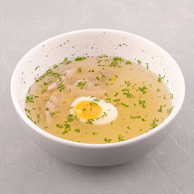 Куриный бульон с яйцом в Мечтатели по цене 320 ₽