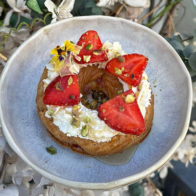 Клубничное заварное кольцо в CuPPcake по цене 684 ₽