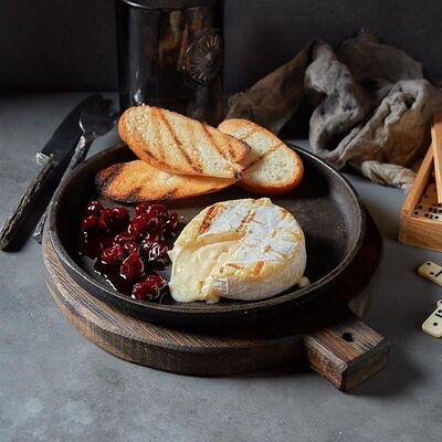 Камамбер на гриле с вишневым соусом в Изи Паб по цене 845 ₽