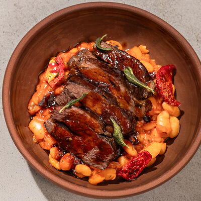 Говяжья щека, белая фасоль, соус из пряных томатов в Luwo по цене 1760 ₽