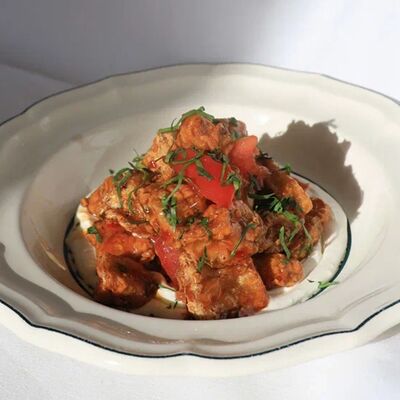 Салат с хрустящими баклажанами и томатами в Луи по цене 700 ₽