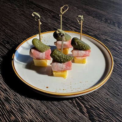 Канапе с беконом 4 штуки в Бк первый по цене 320 ₽