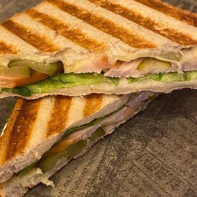 Сэндвич Копченая курица в Кофточка по цене 380 ₽