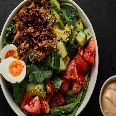 Салат кобб со свиными ребрами в Borrachitos по цене 990 ₽