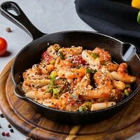 Токпокки с овощами и томатным соусом в Mesto Sushi & Grill