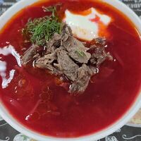 Борщ с говядиной и чесночными пампушками в Ананас