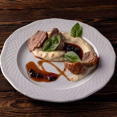 Утиное филе с пюре из сельдерея и соусом из черном смородины в Luciano по цене 1090 ₽