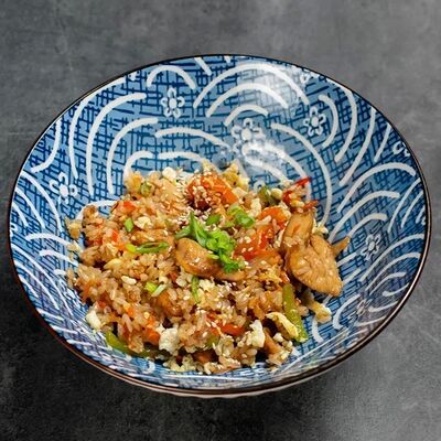 Жареный рис с яйцом и курицейв Gourmetto по цене 530 ₽