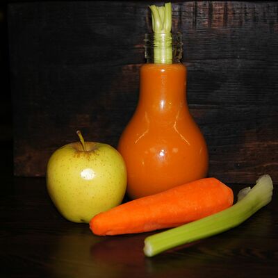 Яблочно-морковный фреш с сельдереем в Шашлыки & Пироги по цене 290 ₽