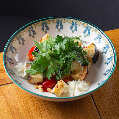 Салат с хрустящими баклажанами в Густо & Пряно по цене 498 ₽