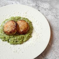 Фишболлы с орзо и домашним пестов u.bistro