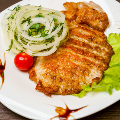 Стейк из свинины с маринованным луком в Эра Вкуса по цене 260 ₽