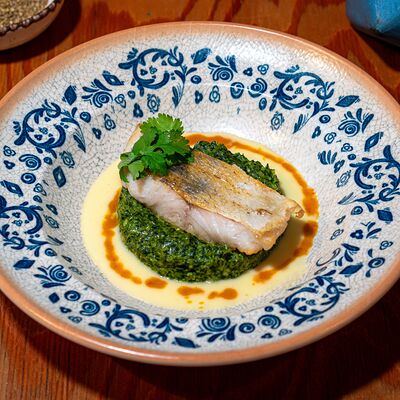 Судак со шпинатом, картофельным соусом и амба-чили в Мазл Тов по цене 820 ₽