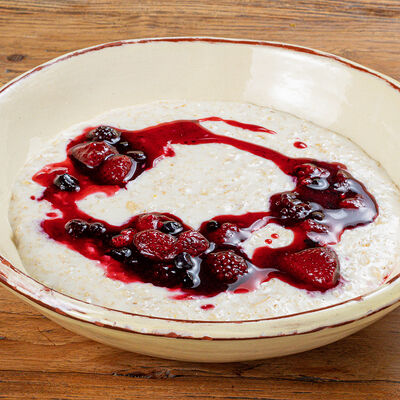 Овсяная каша с соусом Лесные ягоды в Pinch по цене 570 ₽