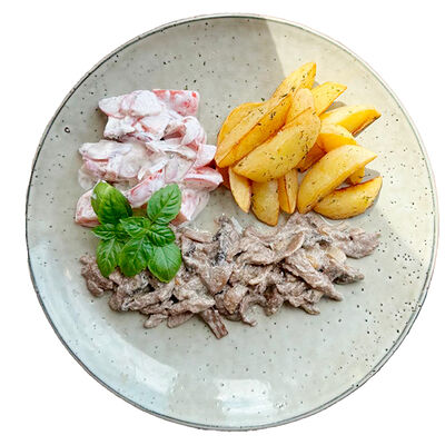 Д комбо Бефстроганов из говядины с картофельными дольками и салатом в Garage по цене 1060 ₽