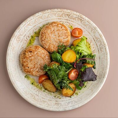 Нежные котлеты из индейки с запечным картофелем в Истории по цене 620 ₽