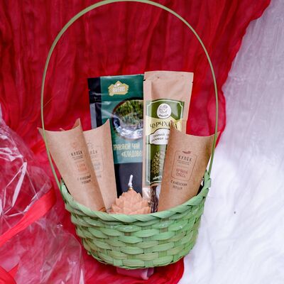 Подарочная корзина с орехами, чурчхелой, чаем и свечойв Co'Zona по цене 4250 ₽