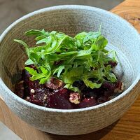 Печеная свекла с козьим сыром и и орехом пекан в Wine.Talks.Food