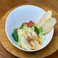 Салат Цезарь с курицей в Banoffi (Bormio)