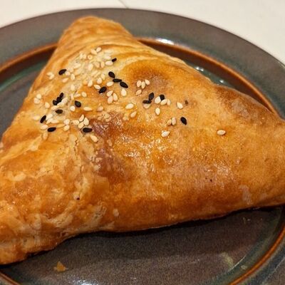 Самса с курицей в Лаборатория хлеба по цене 250 ₽