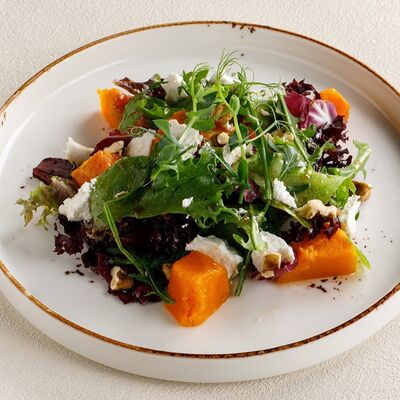 Салат с печеной тыквой и сербской брынзой в Чайхана Пахвала по цене 520 ₽