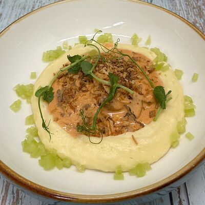 Бефстроганов с пюре и компрессионными огурцами, луком фри в Сова по цене 765 ₽