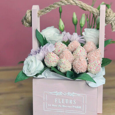 Клубника в шоколаде в ящике Эйфелева башня в FlowBerry по цене 4190 ₽