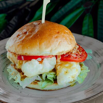 Бургер с куриными стрипсами в Take IT EasyCentre по цене 400 ₽