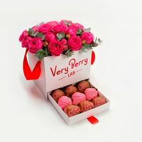 Шкатулка с клубникой и кустовыми розами S в Клубника в шоколаде VeryBerryLab